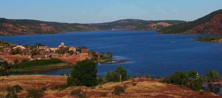 lac du Salagou, location été, site remarquable, vacances à la campagne,