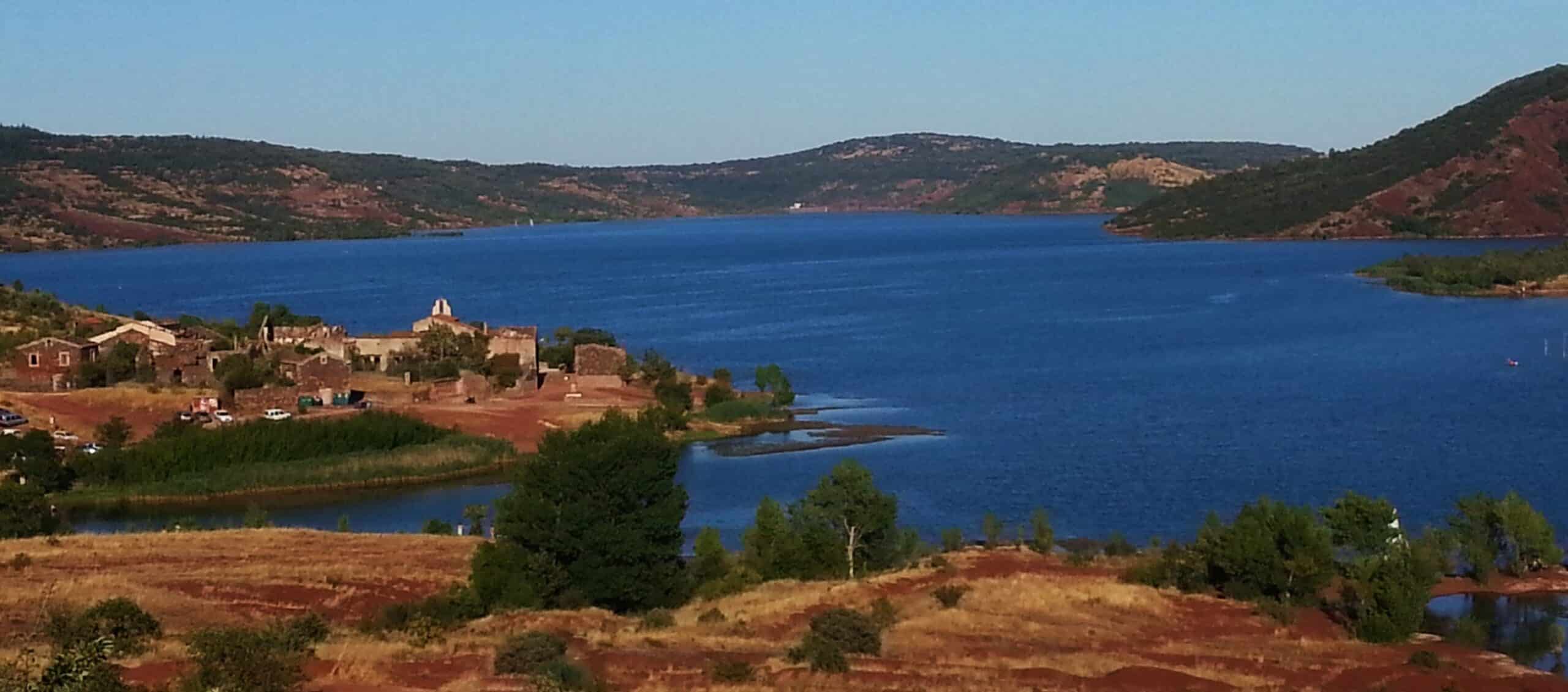 lac du Salagou, location été, site remarquable, vacances à la campagne,